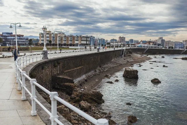 Gijón, entre la discreción y el deseo: cómo vive la ciudad asturiana los encuentros entre adultos